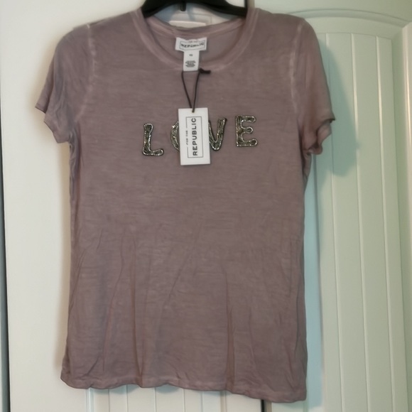 NWT For The Republic embossed LOVE t-shirt. Size XS. - Picture 1 of 6